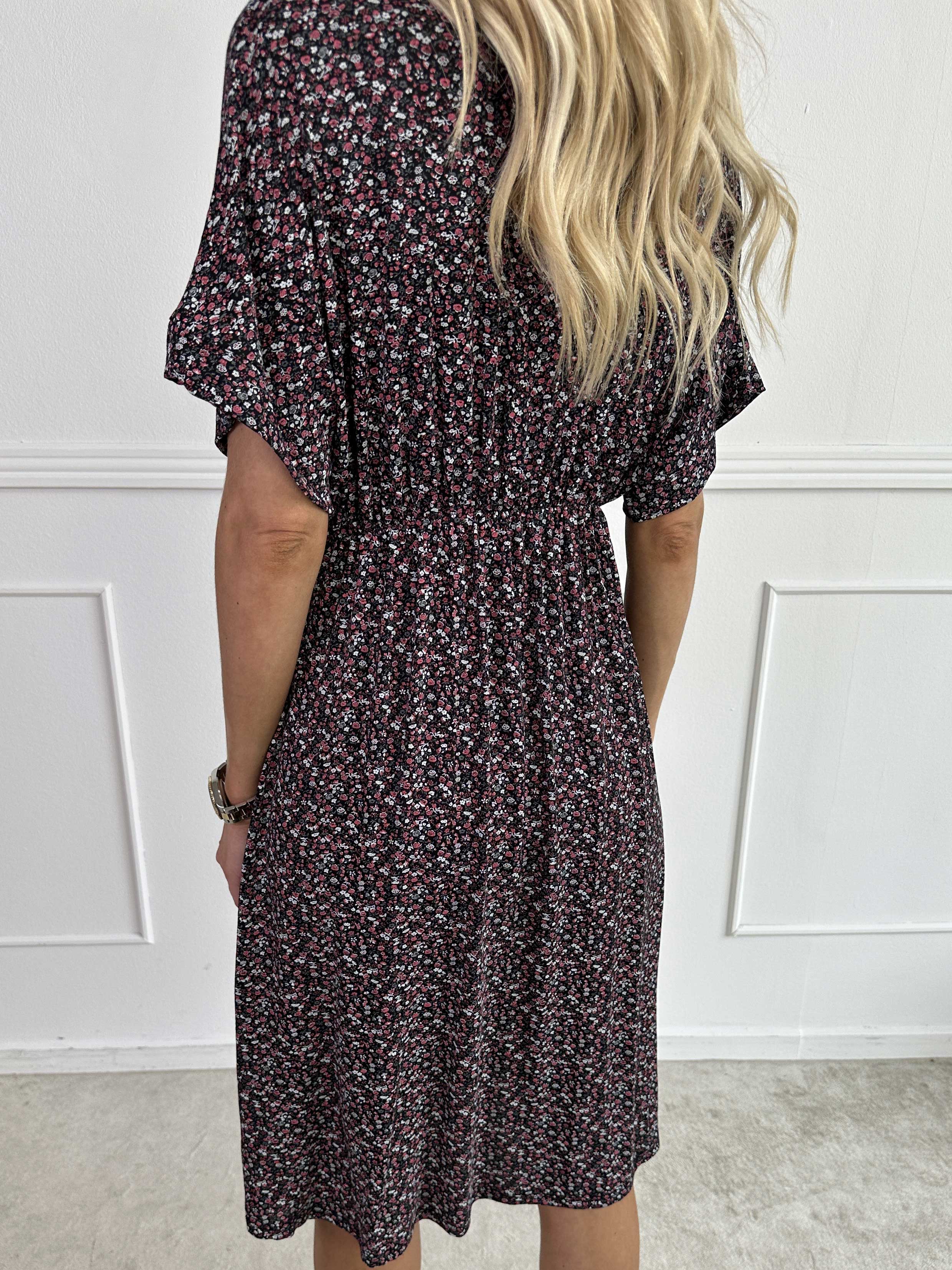 Maryam - Söt klänning i mjuk viskos med blomstermönster